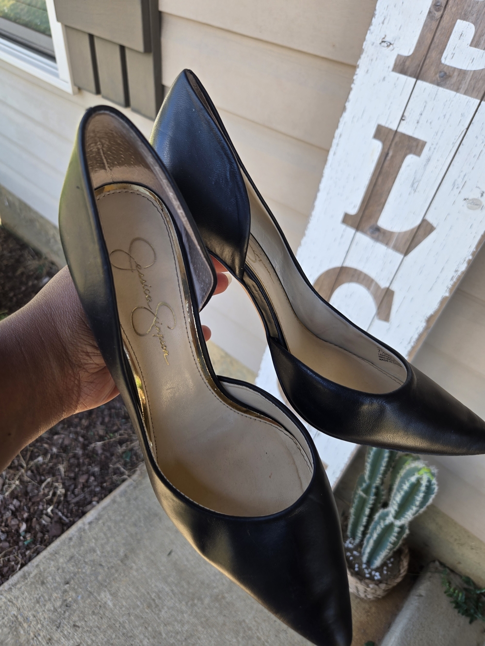 Jessica Simpson Black Pointed-Toe Classic Pumps